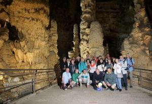 17-Foto-di-gruppo-nelle-grotte-di-Frasassi